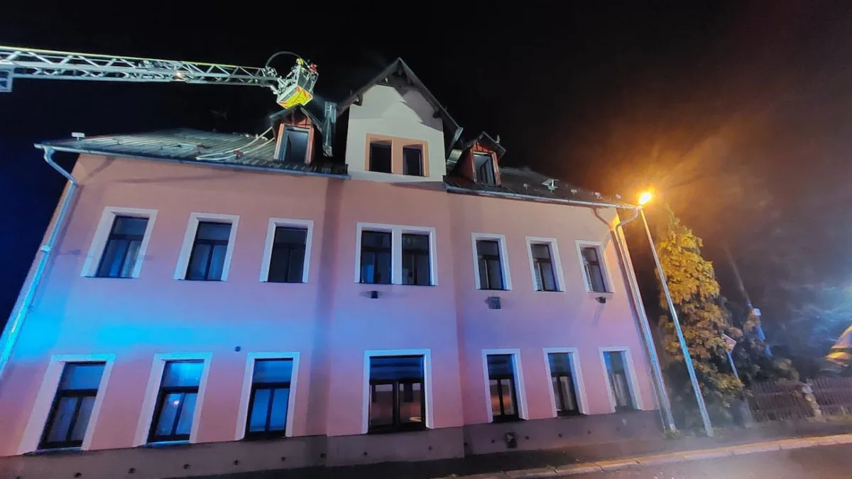 Noční požár v Liberci. Hořel dům v ulici Karolíny Světlé