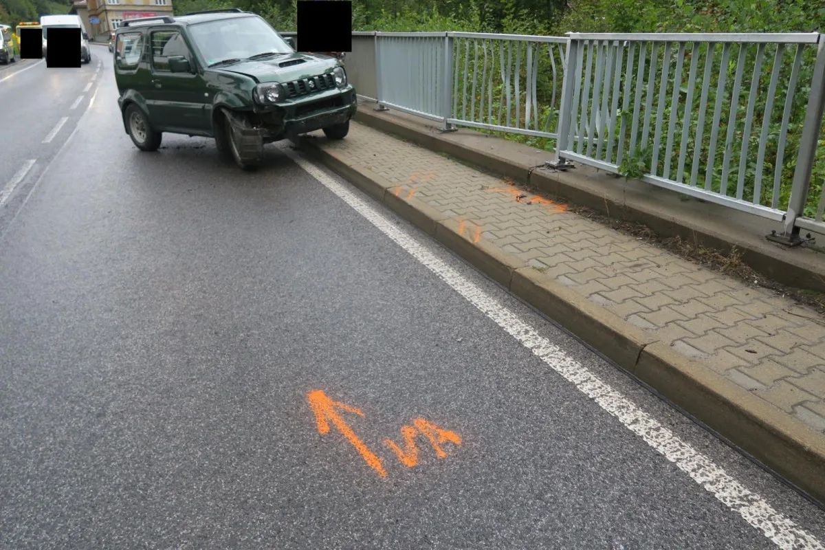 Řidič ve Smržovce jel moc rychle, na mokru dostal smyk a havaroval