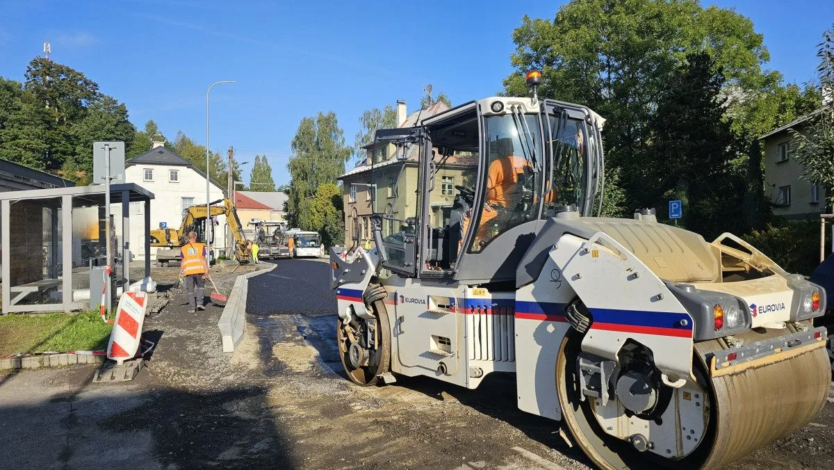 Rekonstruovaná silnice z Mníšku do Oldřichova v Hájích se otevře v říjnu