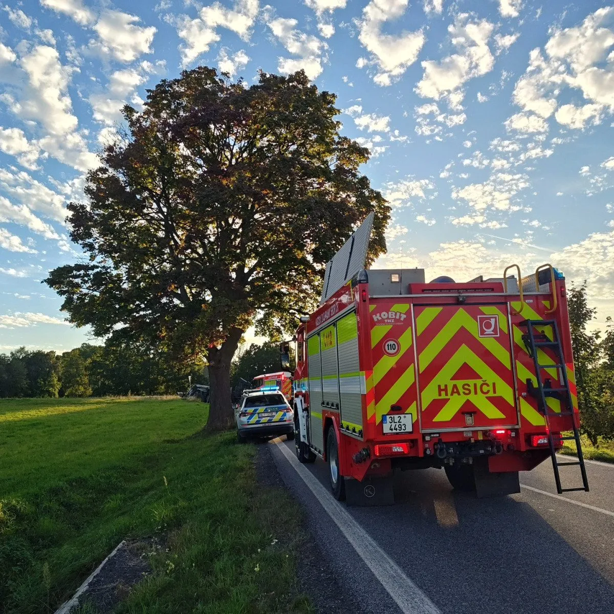 Motorkář nepřežil u Kunratic střet s traktorem. Silnice na Bogatyniu je zavřená