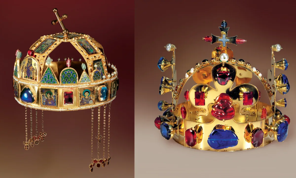 Dvě ze tří vystavených korun panovníků naší historie.