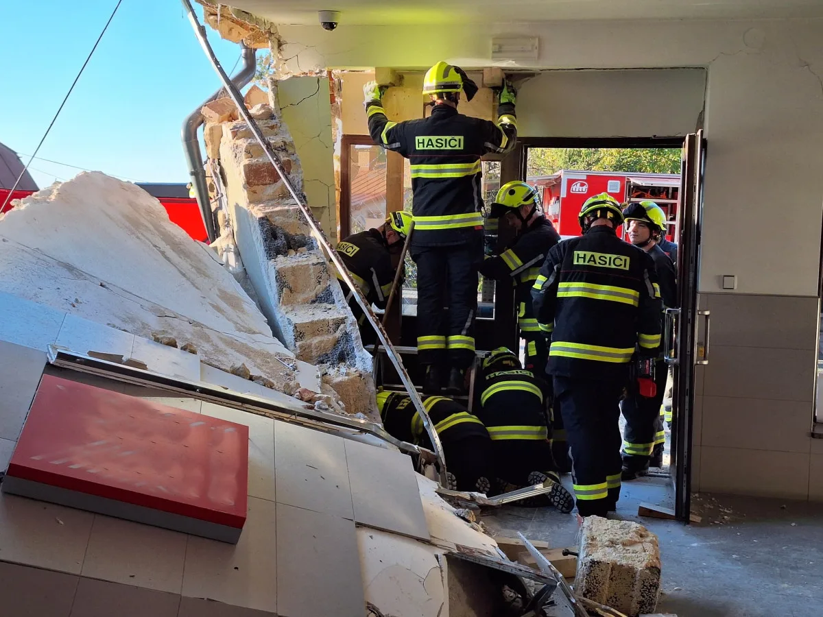 Další tragická nehoda. Ve Valteřicích zemřeli po nárazu auta do domu dva lidé