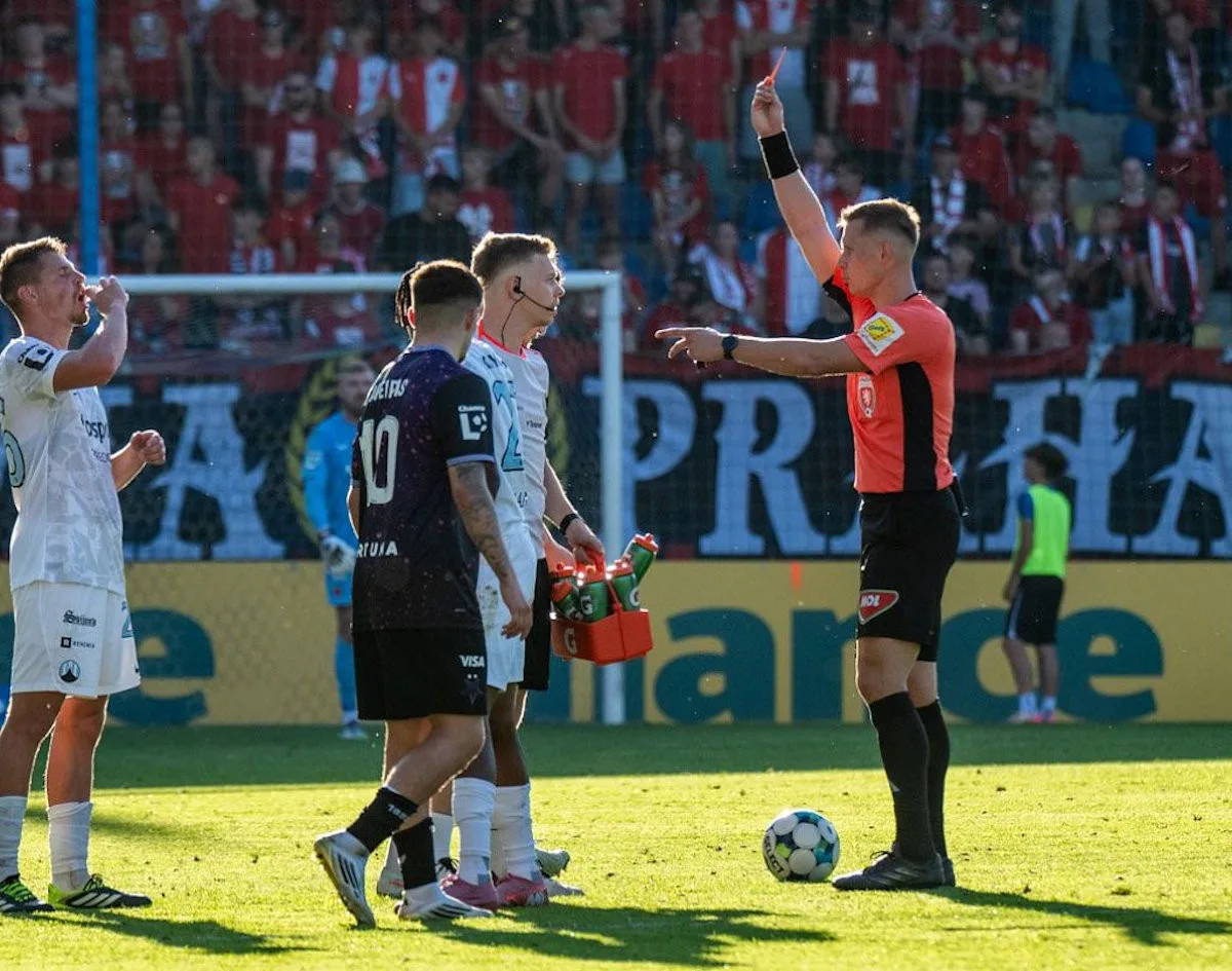 Kayo do sprch, bál se Kováč. Červenou pro fyzioterapeuta bude řešit