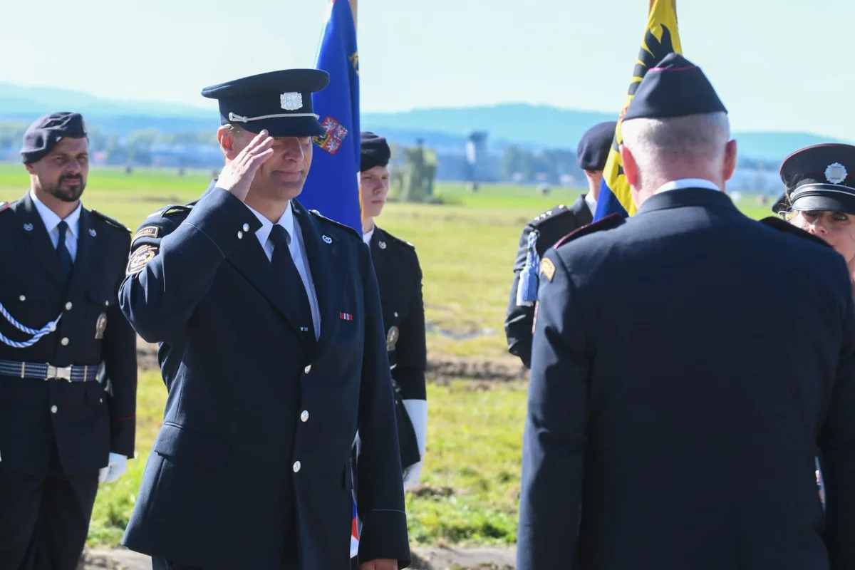 Semilský hasič zachránil ženu po kolapsu. Na Dnech NATO ho ocenili medailí za statečnost