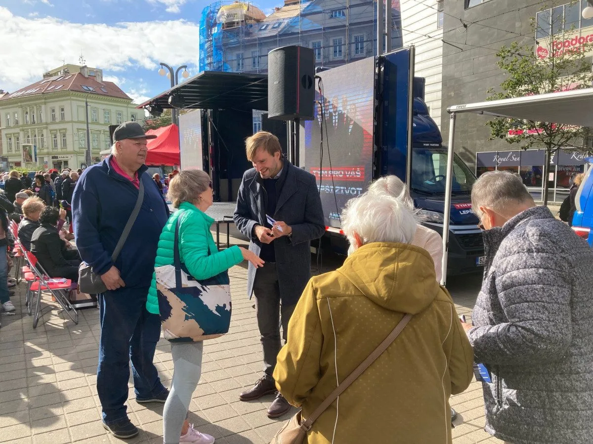 Kšiltovky, trička a fotka se známou tváří. Na mítink ANO dorazilo na 350 lidí, včetně odpůrců