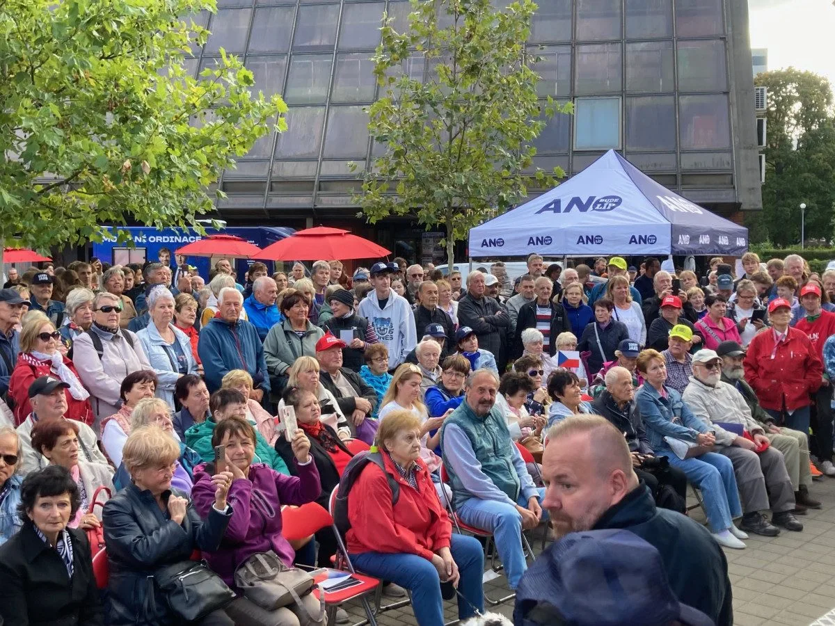 Kšiltovky, trička a fotka se známou tváří. Na mítink ANO dorazilo na 350 lidí, včetně odpůrců