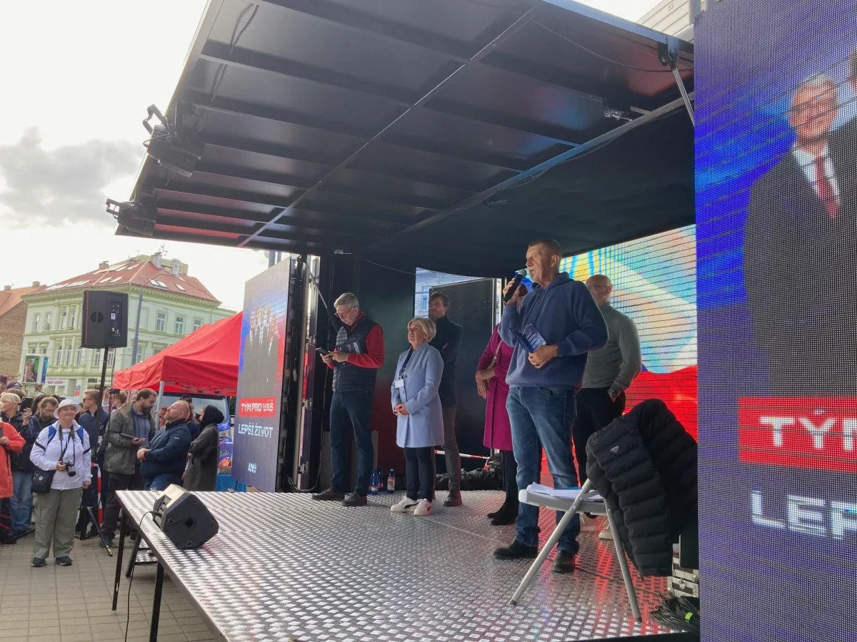Kšiltovky, trička a fotka se známou tváří. Na mítink ANO dorazilo na 350 lidí, včetně odpůrců