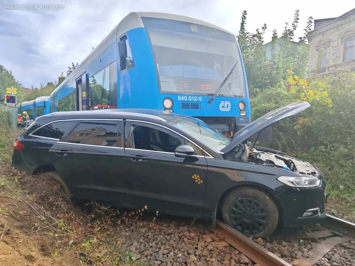V Jablonci se střetl osobní vlak s automobilem. Provoz na trati je zastaven