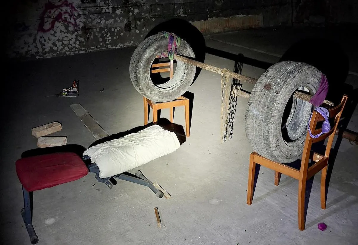 Překvapení pro strážníky. Bezdomovci si ve squatu vyrobili posilovnu