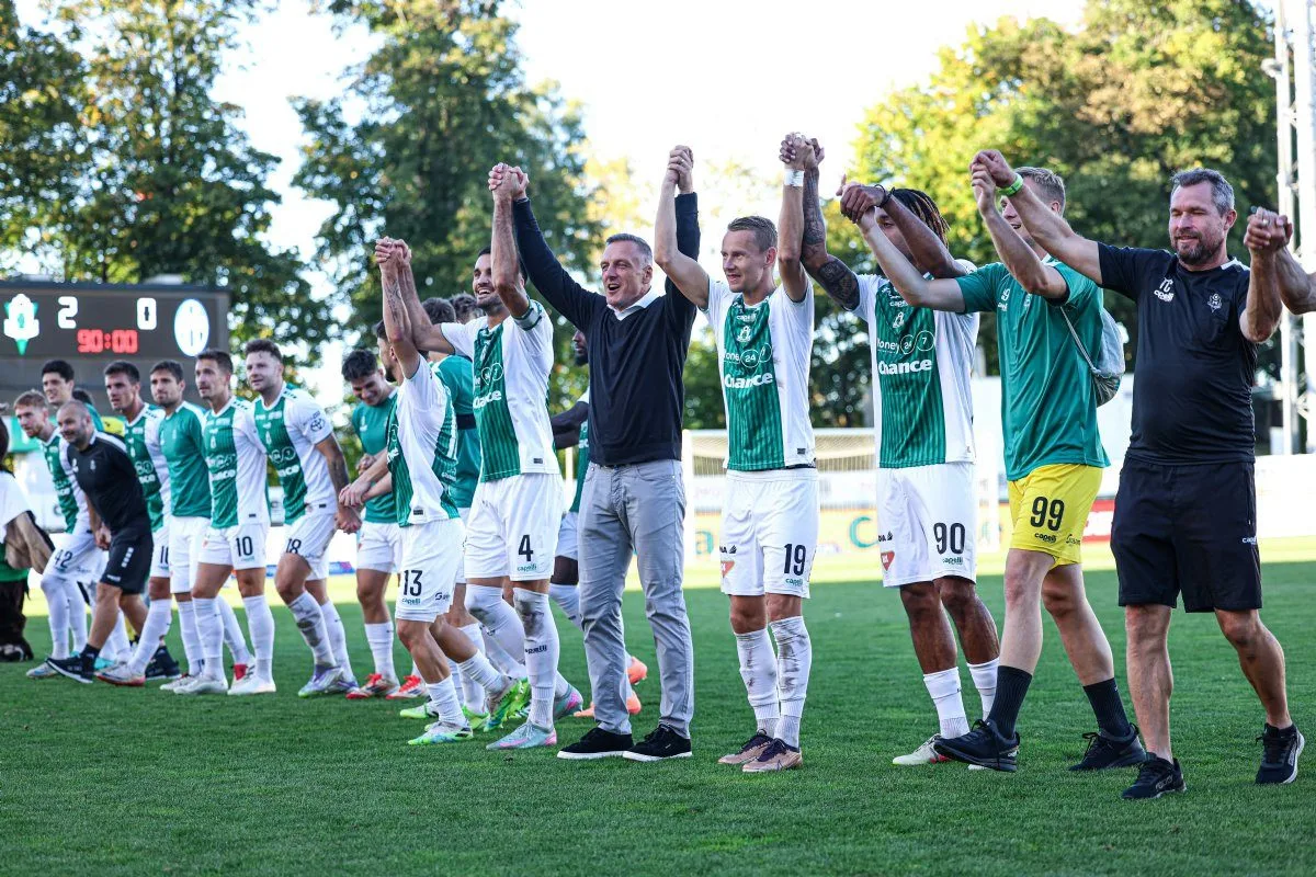 Trenér Luboš Kozel (uprostřed v černém svetru) při oslavách vítězství nad Mladou Boleslaví.