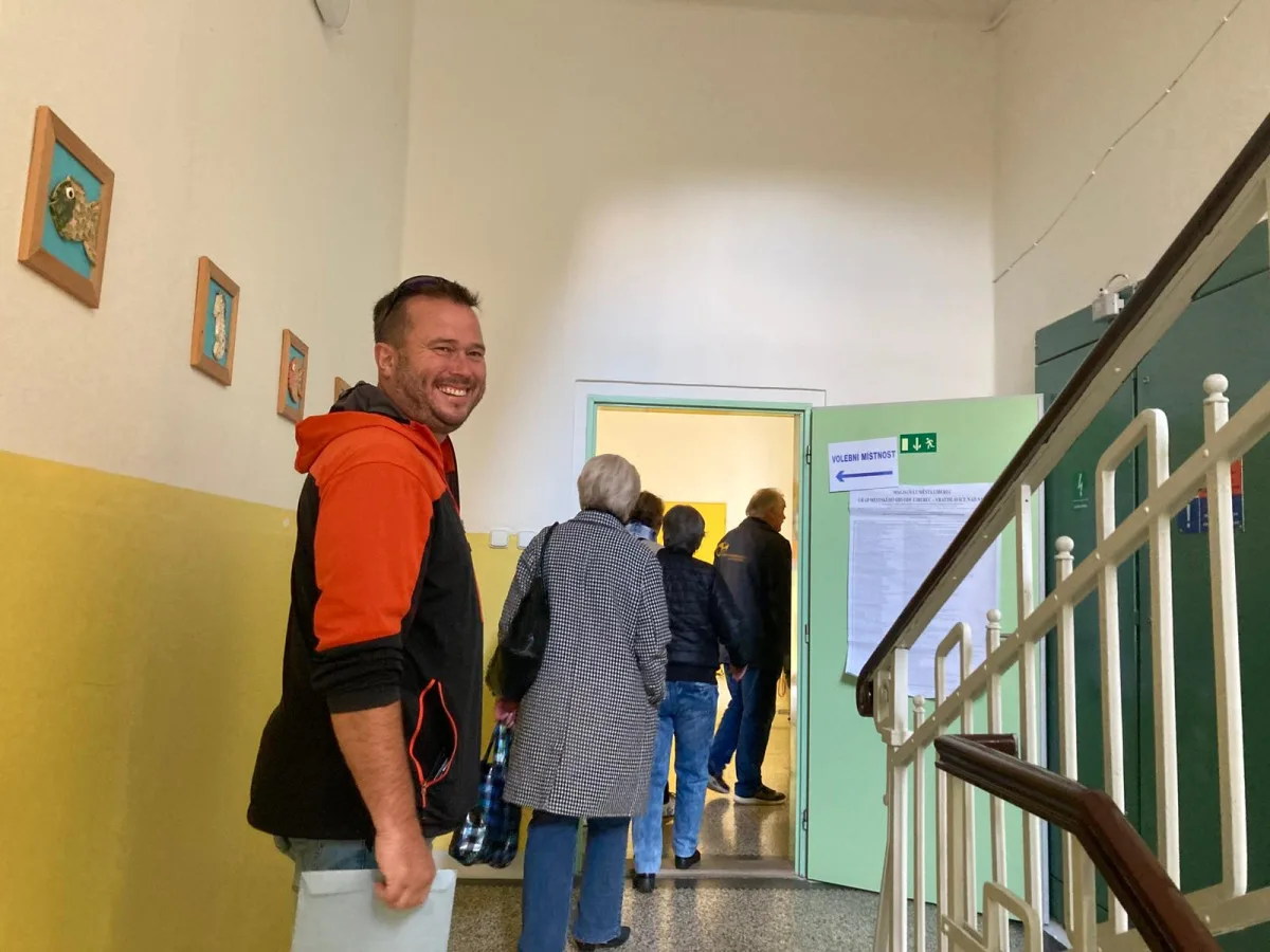 Volební místnosti se otevřely. Lidé začali vybírat nové poslance