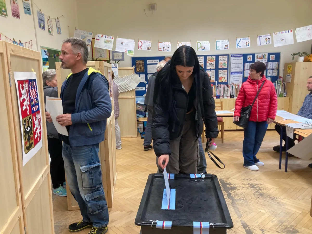 Volební místnosti se otevřely. Lidé začali vybírat nové poslance