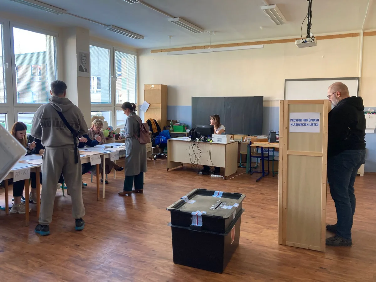 Volební místnosti se otevřely. Lidé začali vybírat nové poslance