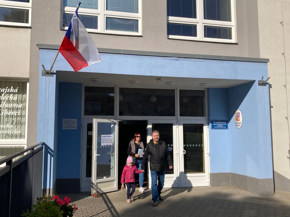 Volební místnosti se otevřely. Lidé začali vybírat nové poslance