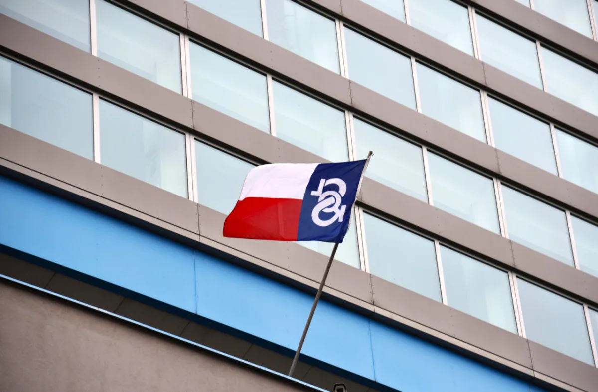 Na kraji vlaje vlajka sokolů. Připomíná jejich osudy za druhé světové války
