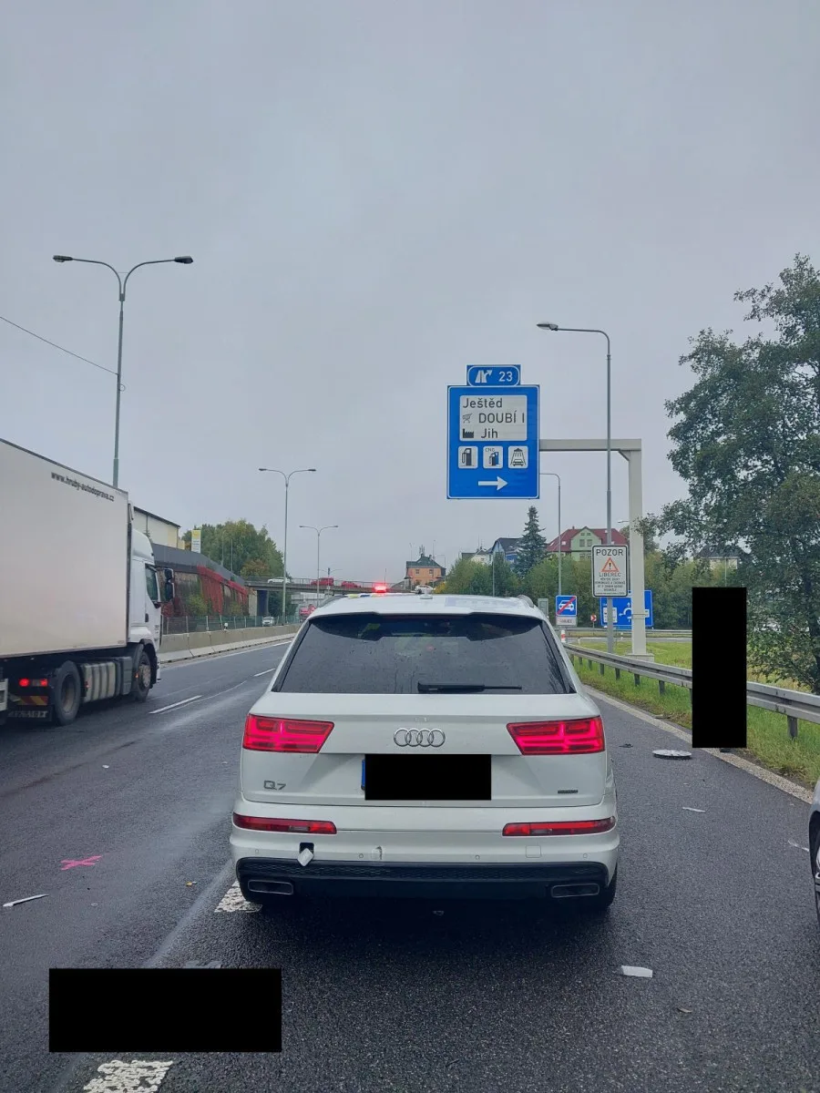 Policejní honičky za kradenými auty na Liberecku. Porsche i Audi Q7 zloději nabourali