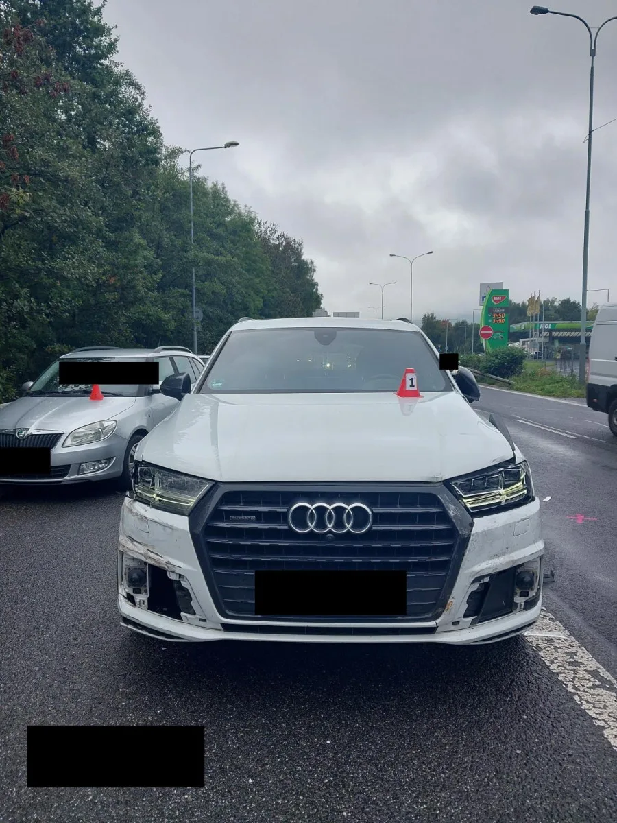Policejní honičky za kradenými auty na Liberecku. Porsche i Audi Q7 zloději nabourali