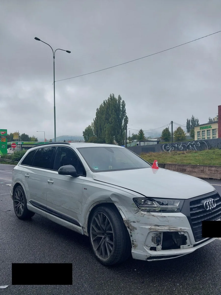 Policejní honičky za kradenými auty na Liberecku. Porsche i Audi Q7 zloději nabourali