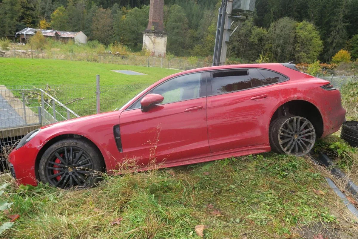 Policejní honičky za kradenými auty na Liberecku. Porsche i Audi Q7 zloději nabourali