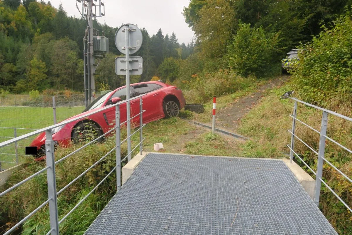 Policejní honičky za kradenými auty na Liberecku. Porsche i Audi Q7 zloději nabourali