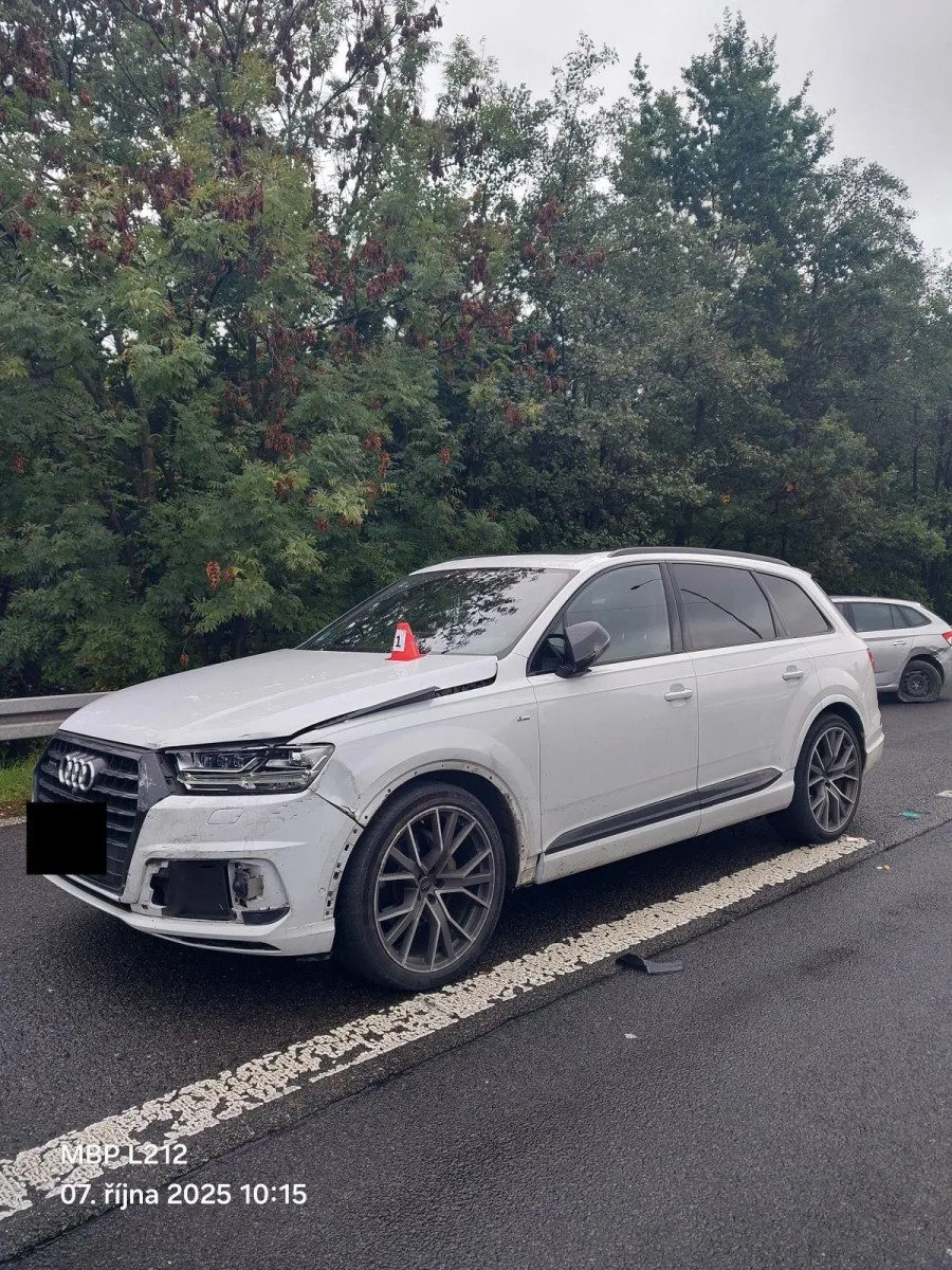 Policejní honičky za kradenými auty na Liberecku. Porsche i Audi Q7 zloději nabourali