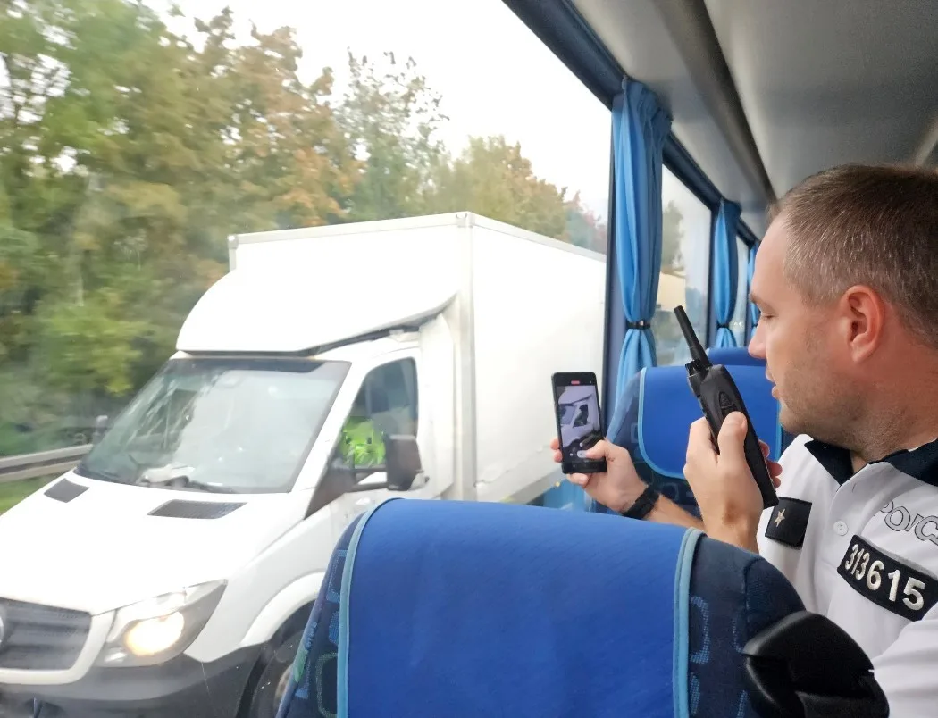 Policie opět využila ke kontrolám řidičů svůj autobus, pomohl odhalit 29 přestupků