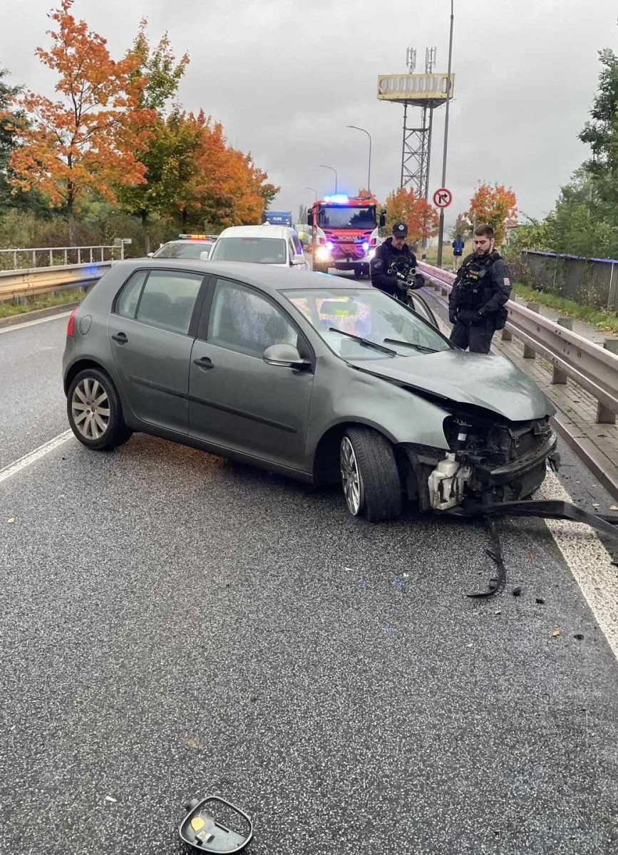 Při nehodě v Lukášovské ulici museli hasiči z auta vyprostit jednoho z cestujících