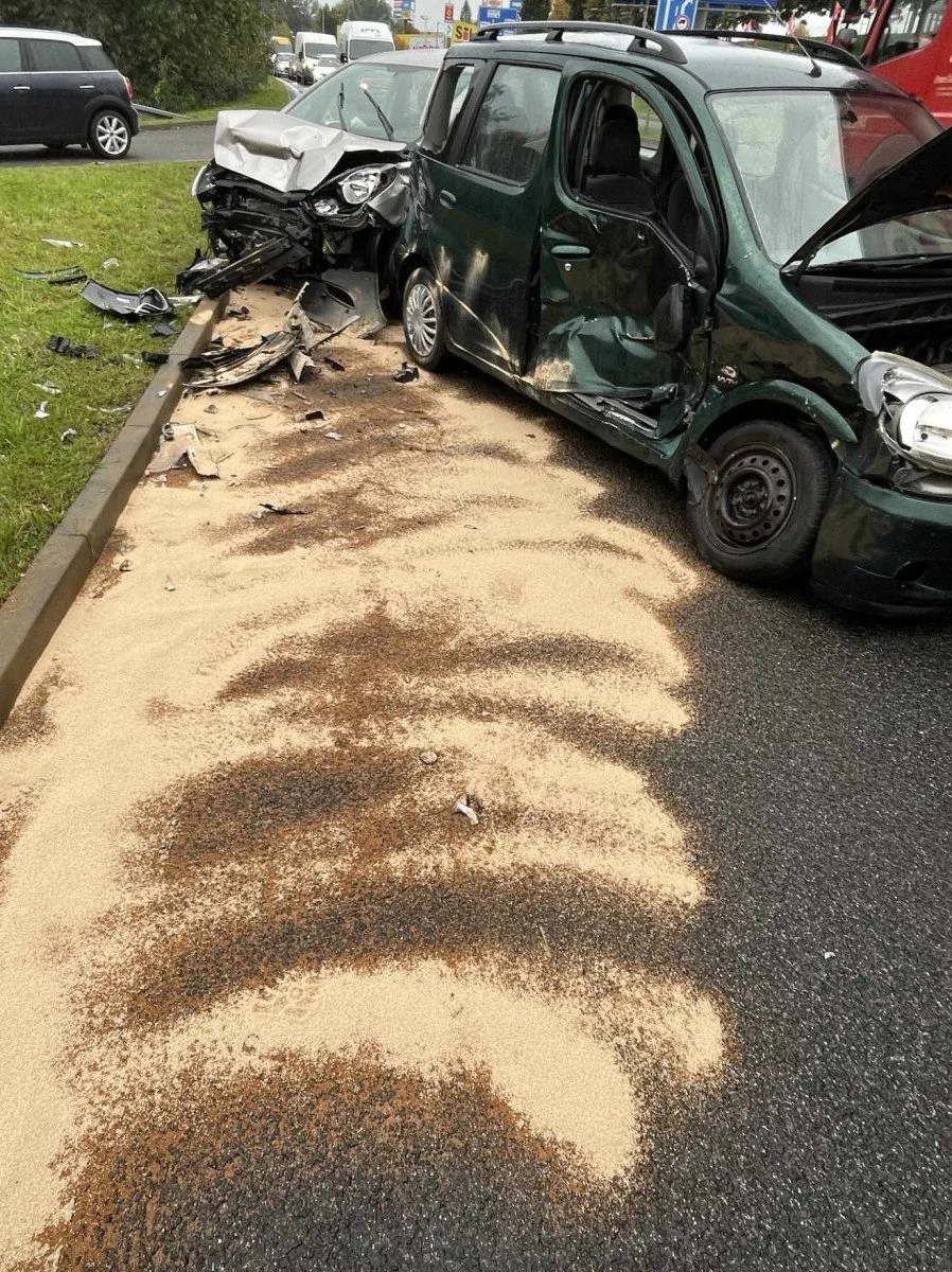 Při nehodě v Lukášovské ulici museli hasiči z auta vyprostit jednoho z cestujících