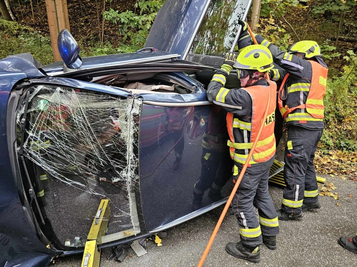 Při nehodě v Lukášovské ulici museli hasiči z auta vyprostit jednoho z cestujících