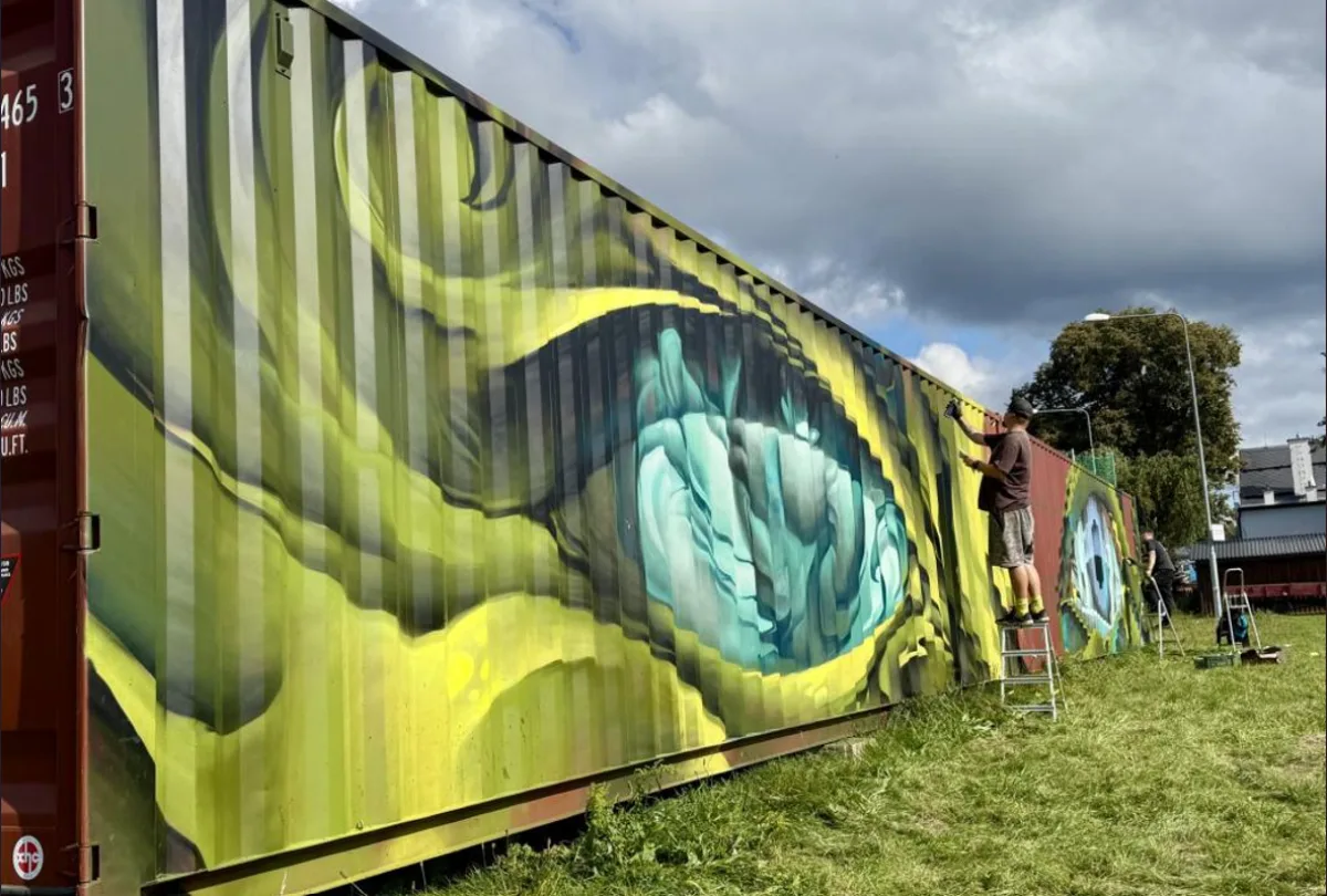 Street art ozdobil v Chrastavě nevzhledné hasičské kontejnery, město ušetřilo