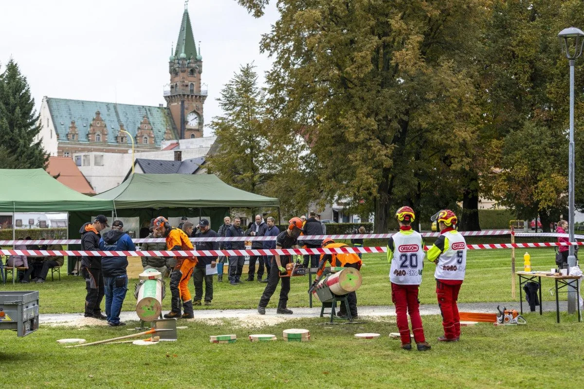 Frýdlantský park hostí soutěž středoškolských týmů Jizerský dřevorubec