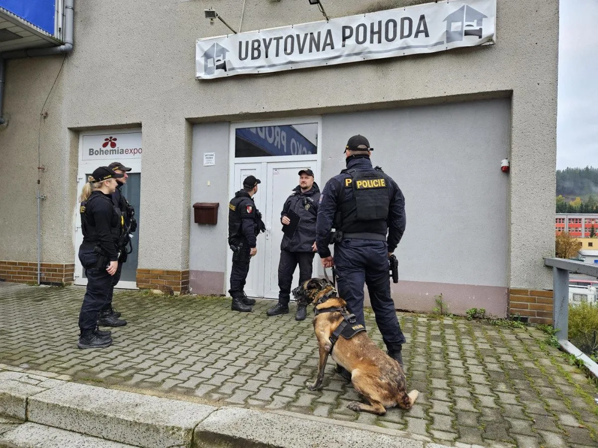 Rozsáhlá kontrola ubytoven v Jablonci, policisté vypátrali celostátně hledaného