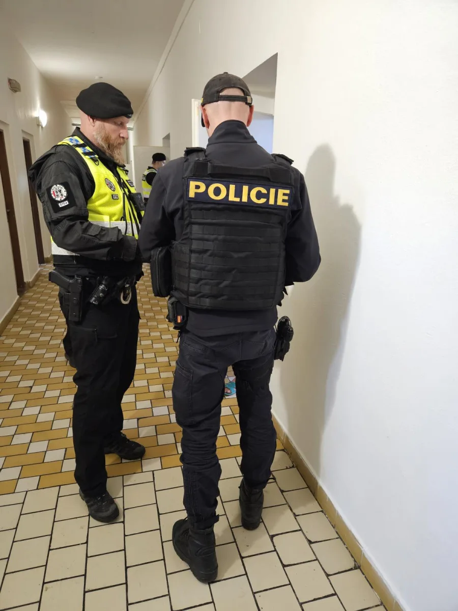 Rozsáhlá kontrola ubytoven v Jablonci, policisté vypátrali celostátně hledaného