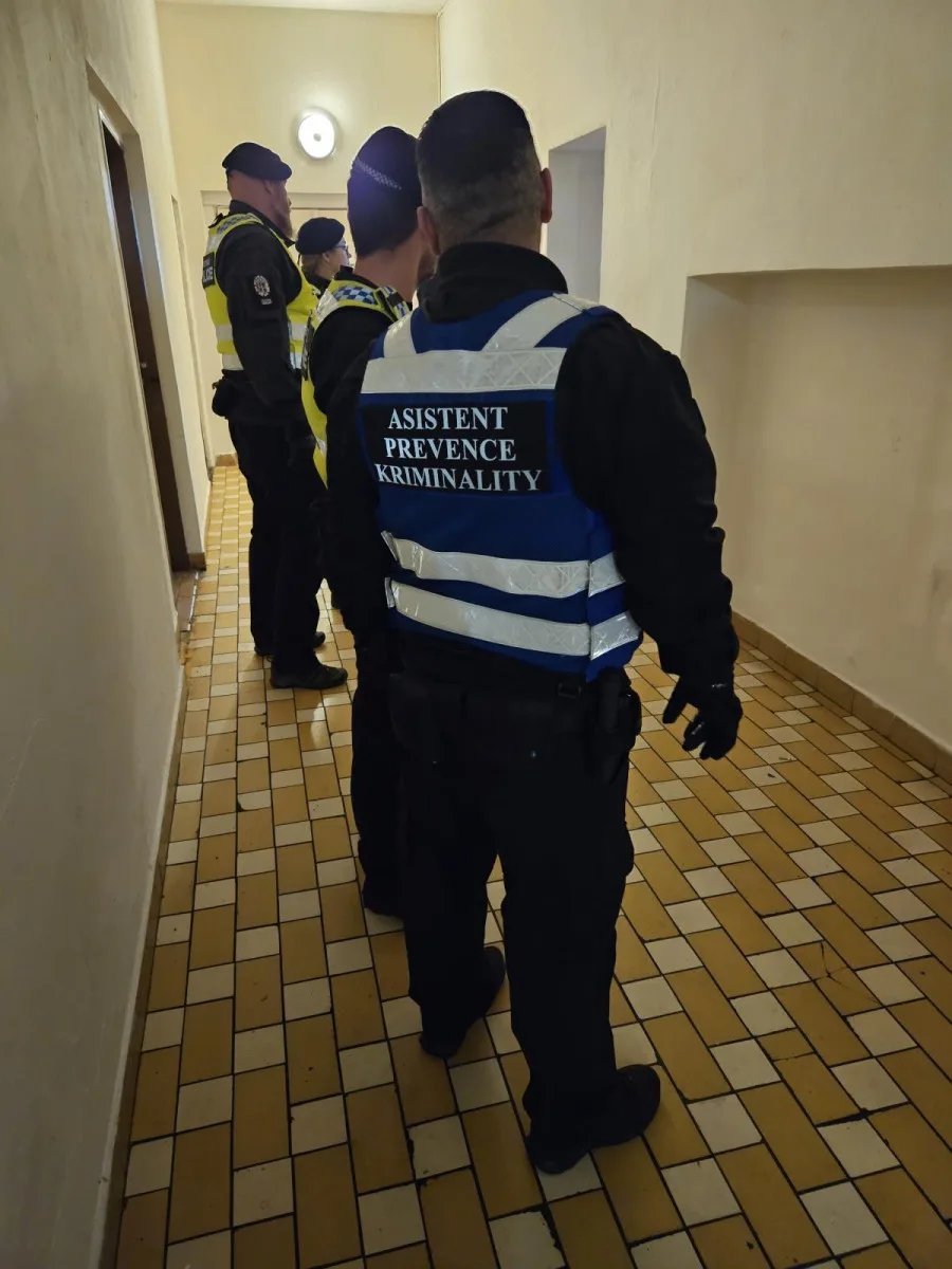 Rozsáhlá kontrola ubytoven v Jablonci, policisté vypátrali celostátně hledaného
