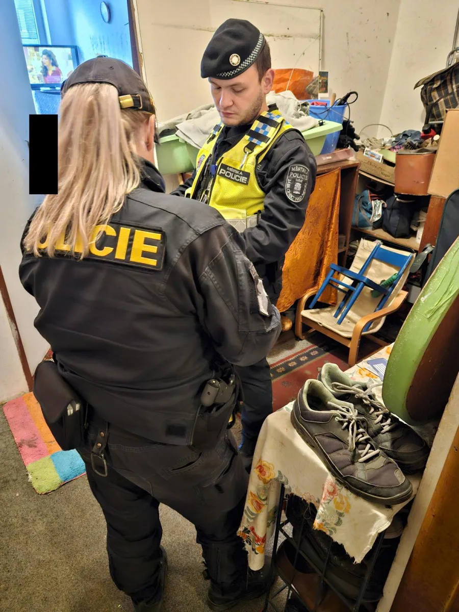 Rozsáhlá kontrola ubytoven v Jablonci, policisté vypátrali celostátně hledaného