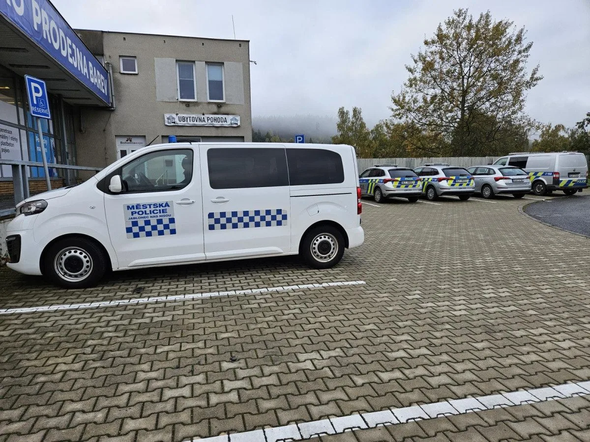 Rozsáhlá kontrola ubytoven v Jablonci, policisté vypátrali celostátně hledaného