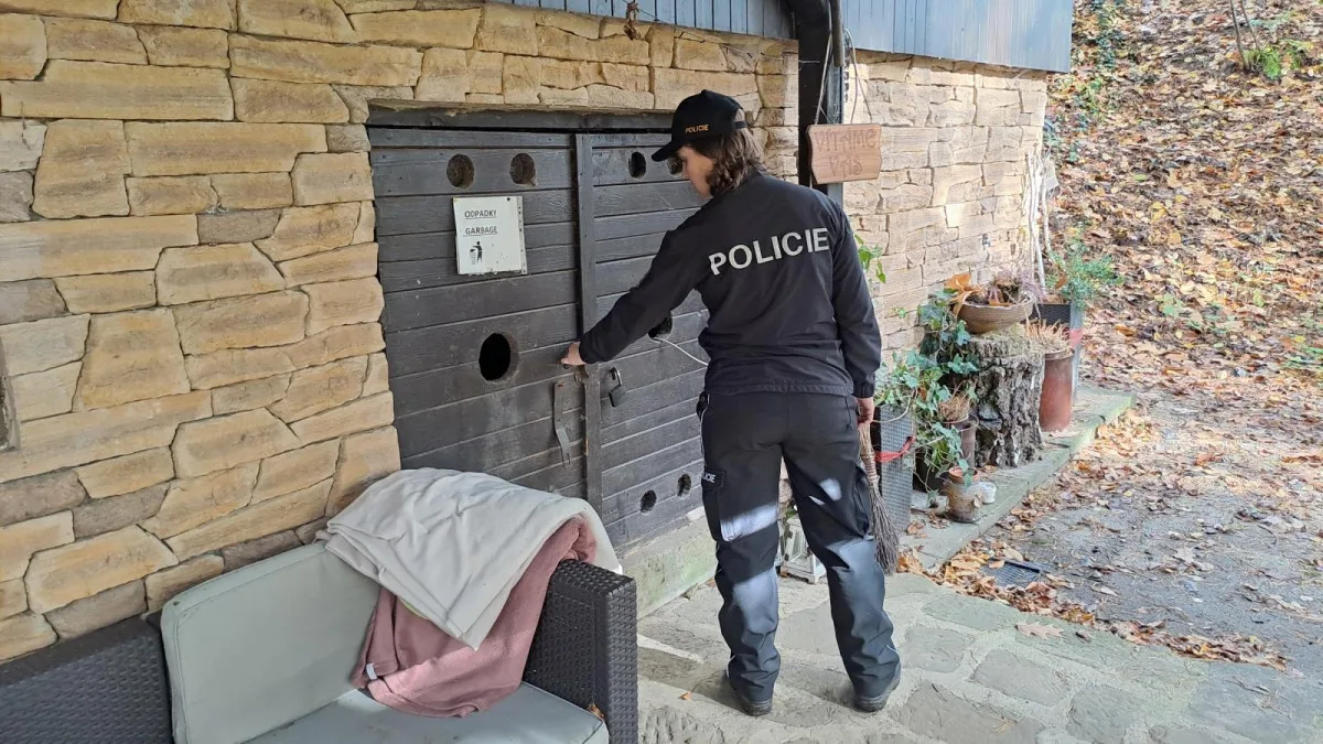 Policisté kontrolovali chaty a chalupy v Českém ráji, zapojili i služebního psa Zorana