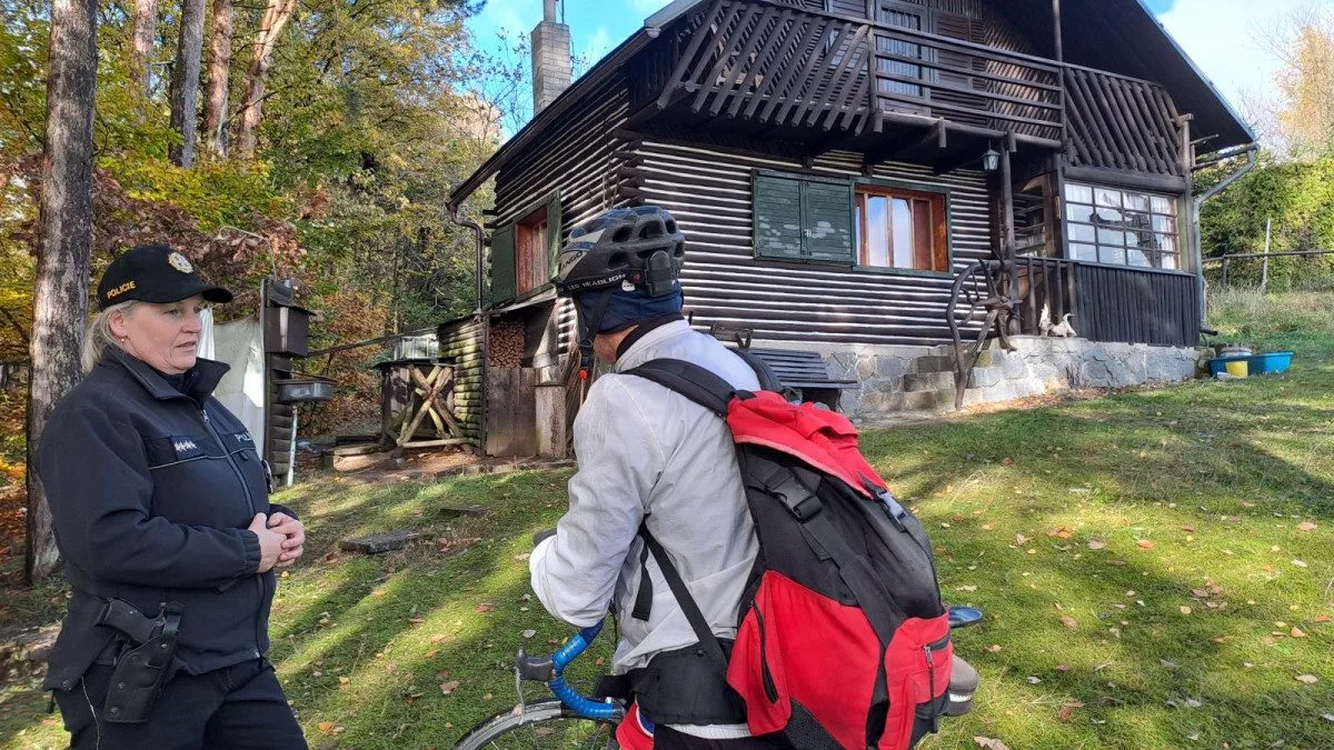Policisté kontrolovali chaty a chalupy v Českém ráji, zapojili i služebního psa Zorana