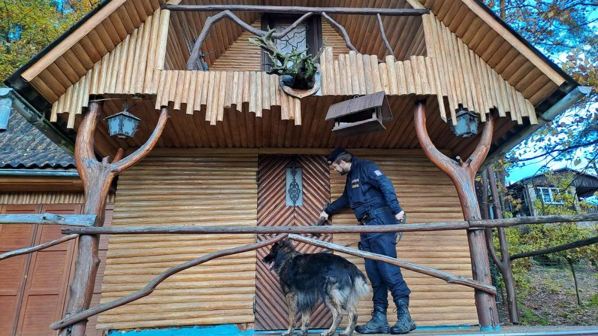 Policisté kontrolovali chaty a chalupy v Českém ráji, zapojili i služebního psa Zorana