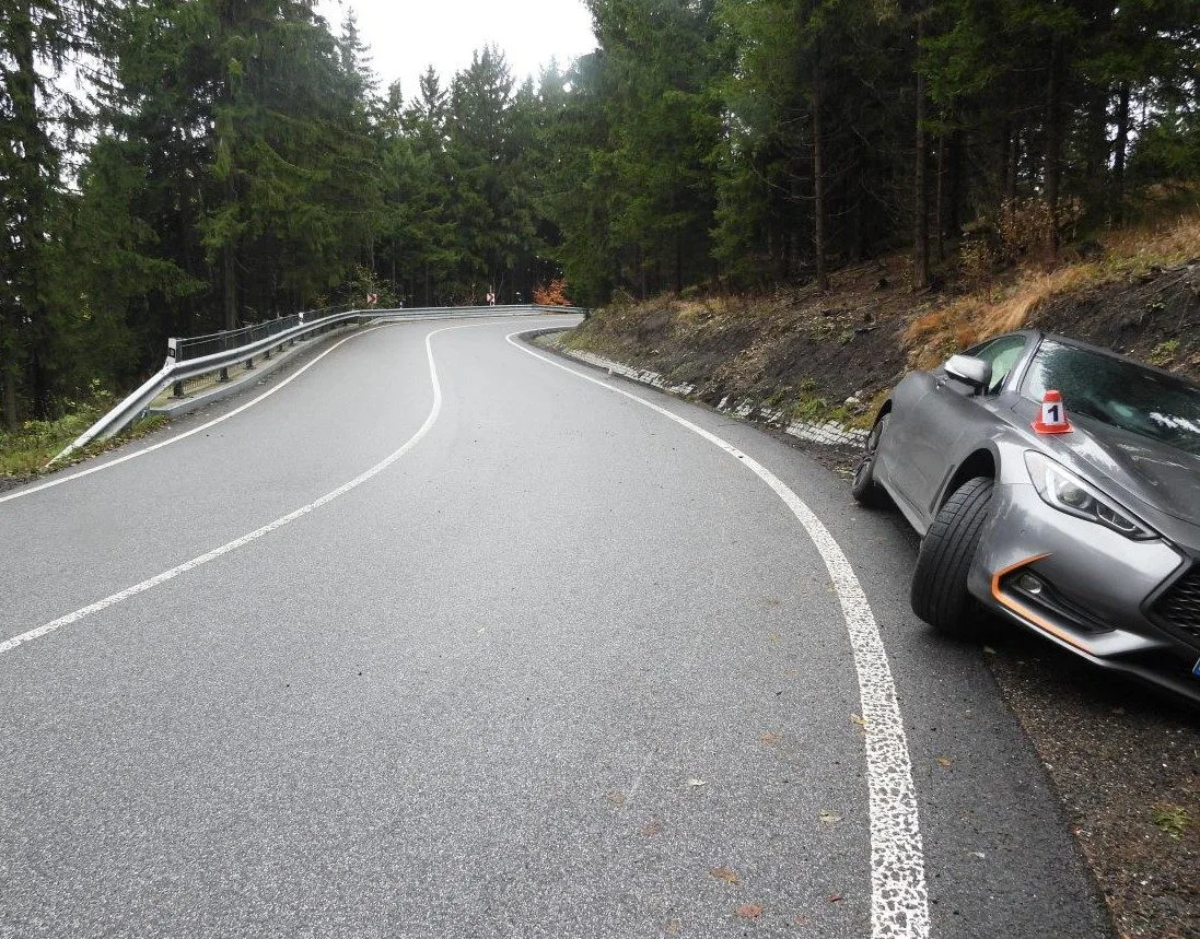 Luxusní vůz skončil po smyku v příkopě, škoda na voze je vyčíslena na 450 tisíc