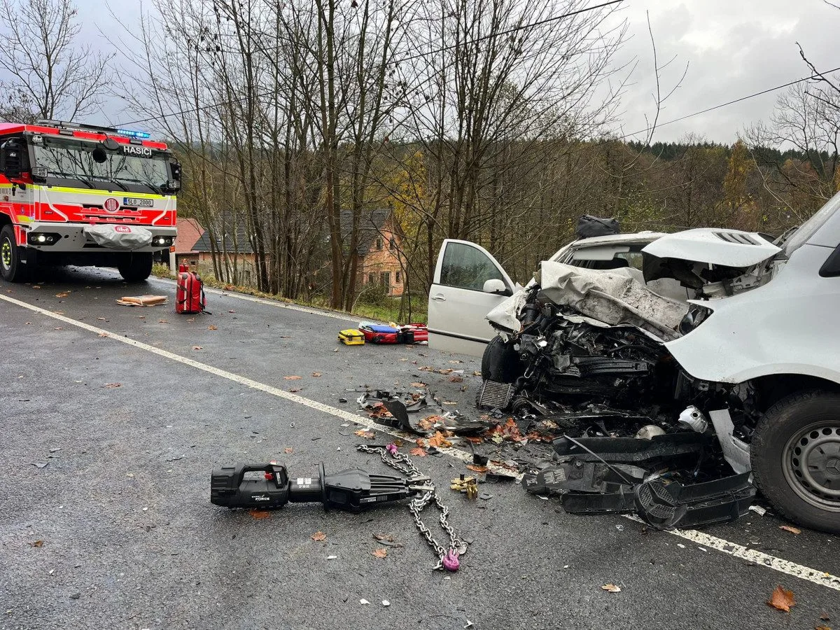 Silnici na Frýdlant uzavřela srážka dodávky s osobákem, jeden vážně zraněný