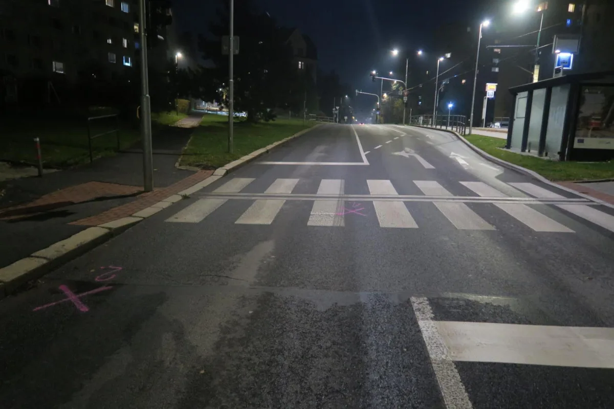 Policie hledá řidiče, jenž na přechodu v Jablonci srazil dívku. Mluvil s ní, pak odjel