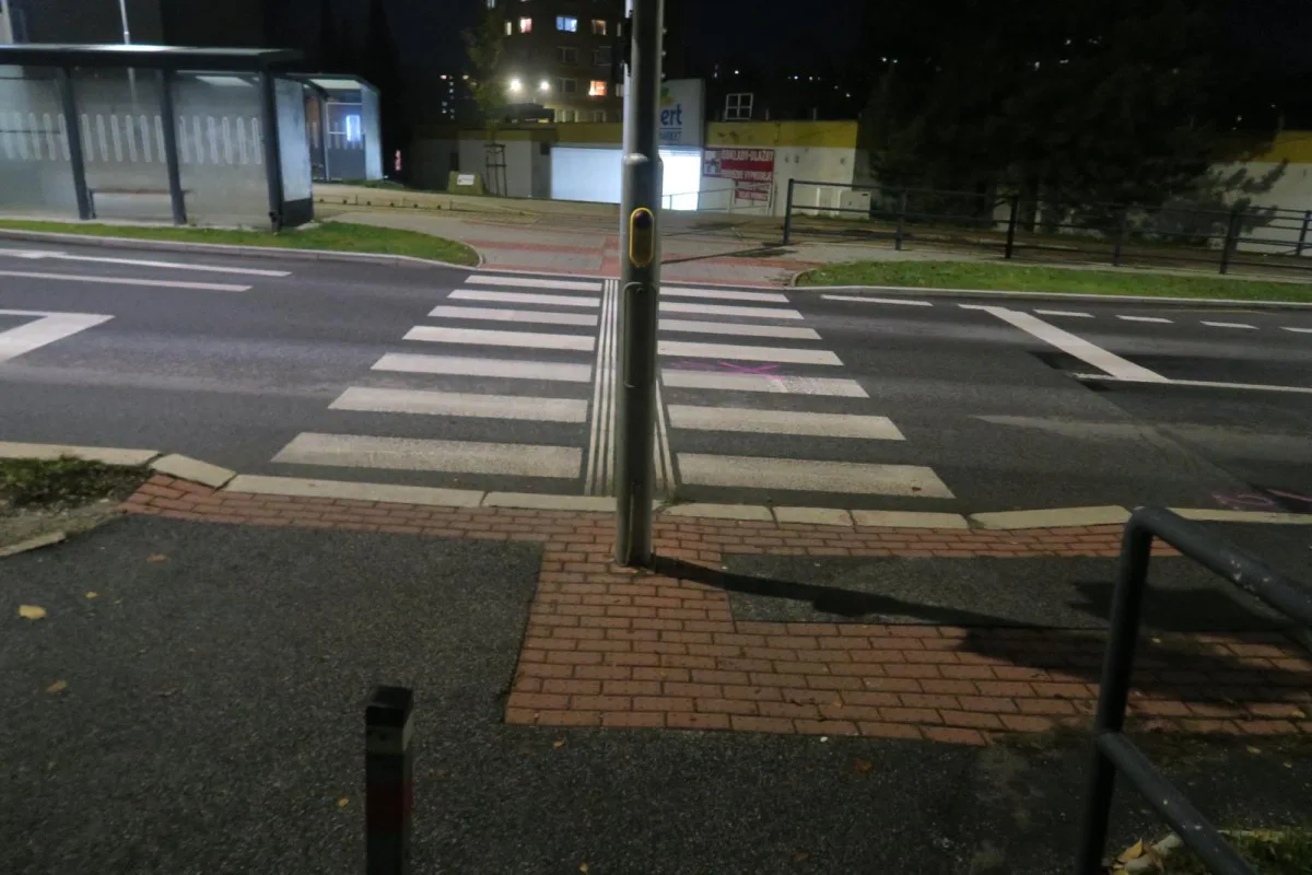 Policie hledá řidiče, jenž na přechodu v Jablonci srazil dívku. Mluvil s ní, pak odjel