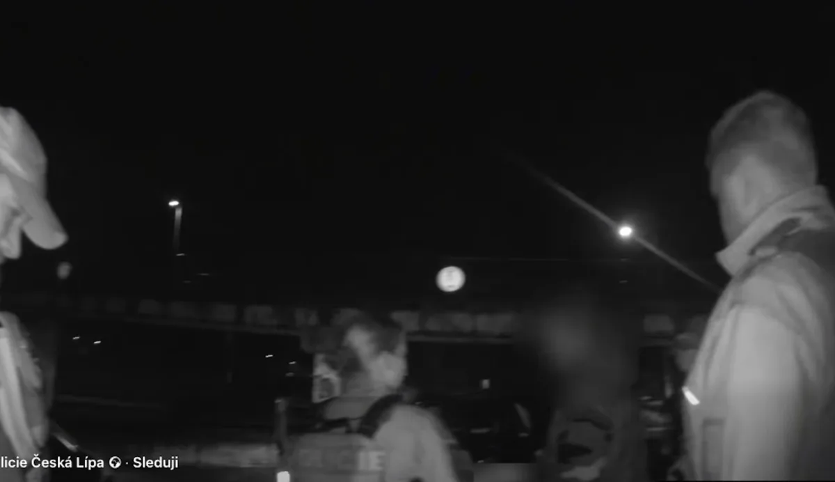 Pár piv a fernetů, pak si půjčil auto manželky. Řidiče prozradilo denní svícení
