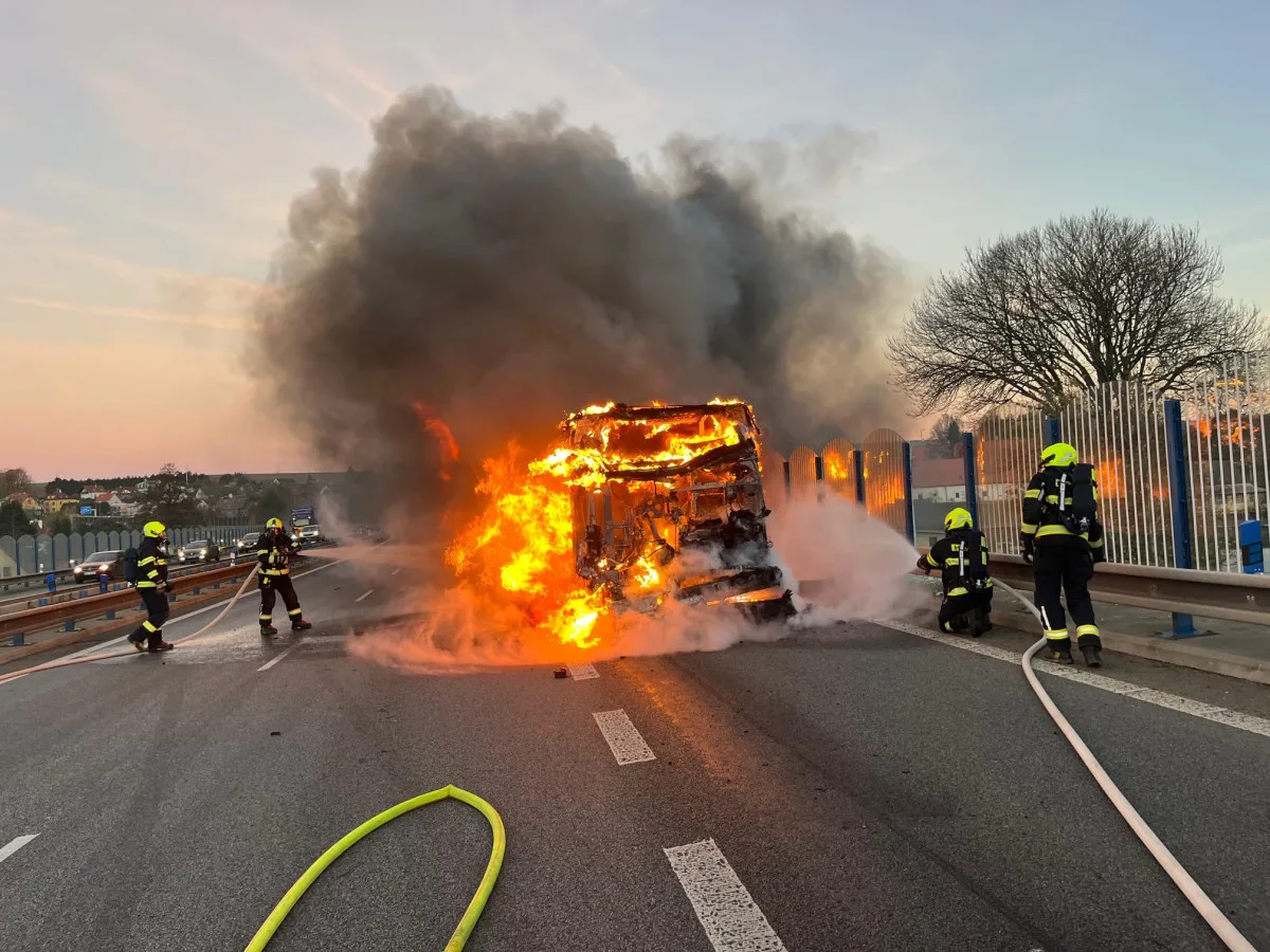 Na rychlostce u Chrastavy hořel autobus, zhruba 30 cestujících vystoupilo včas