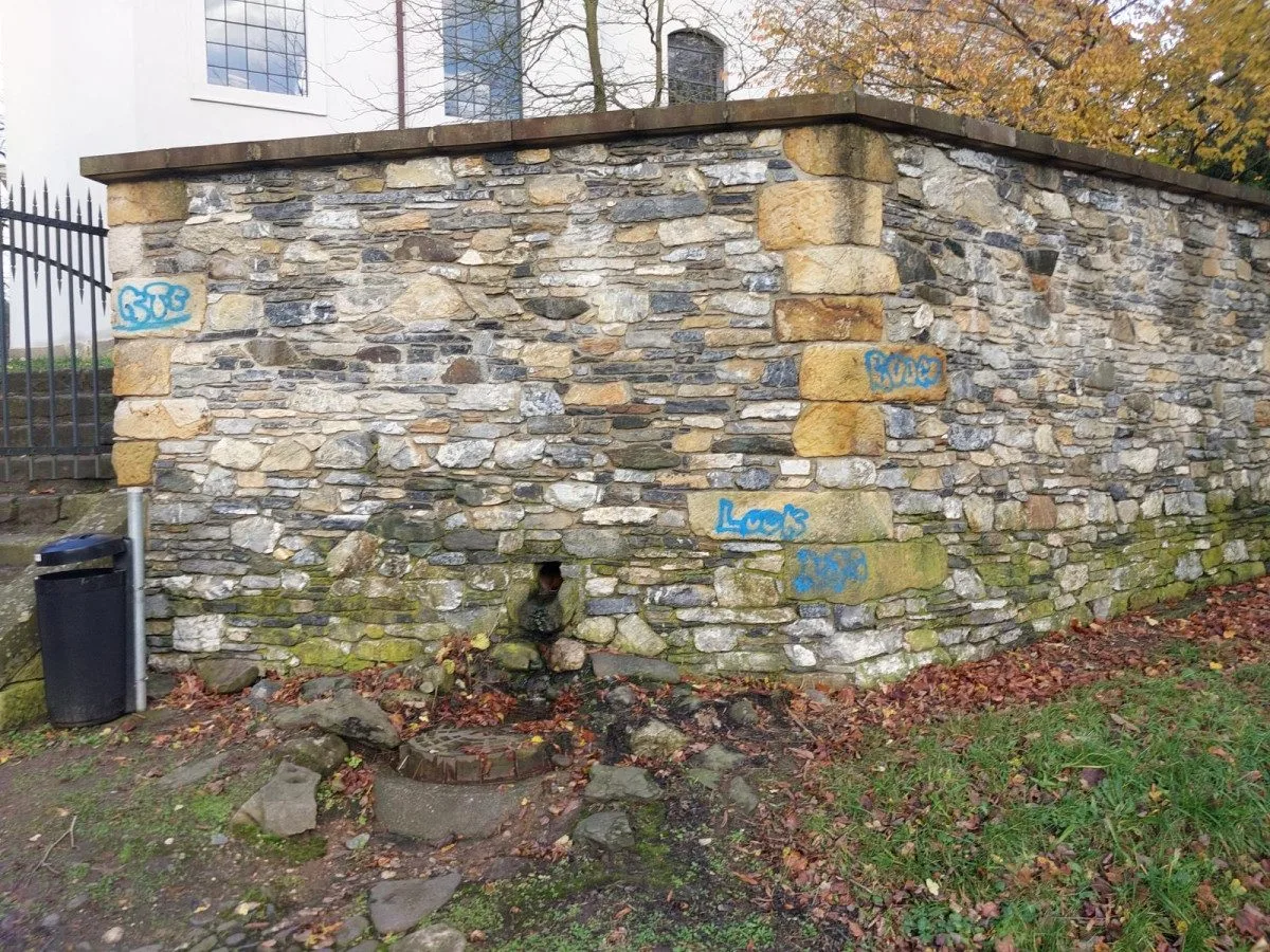 Vandal posprejoval okolí kostela v Železném Brodě. Pátrá po něm policie