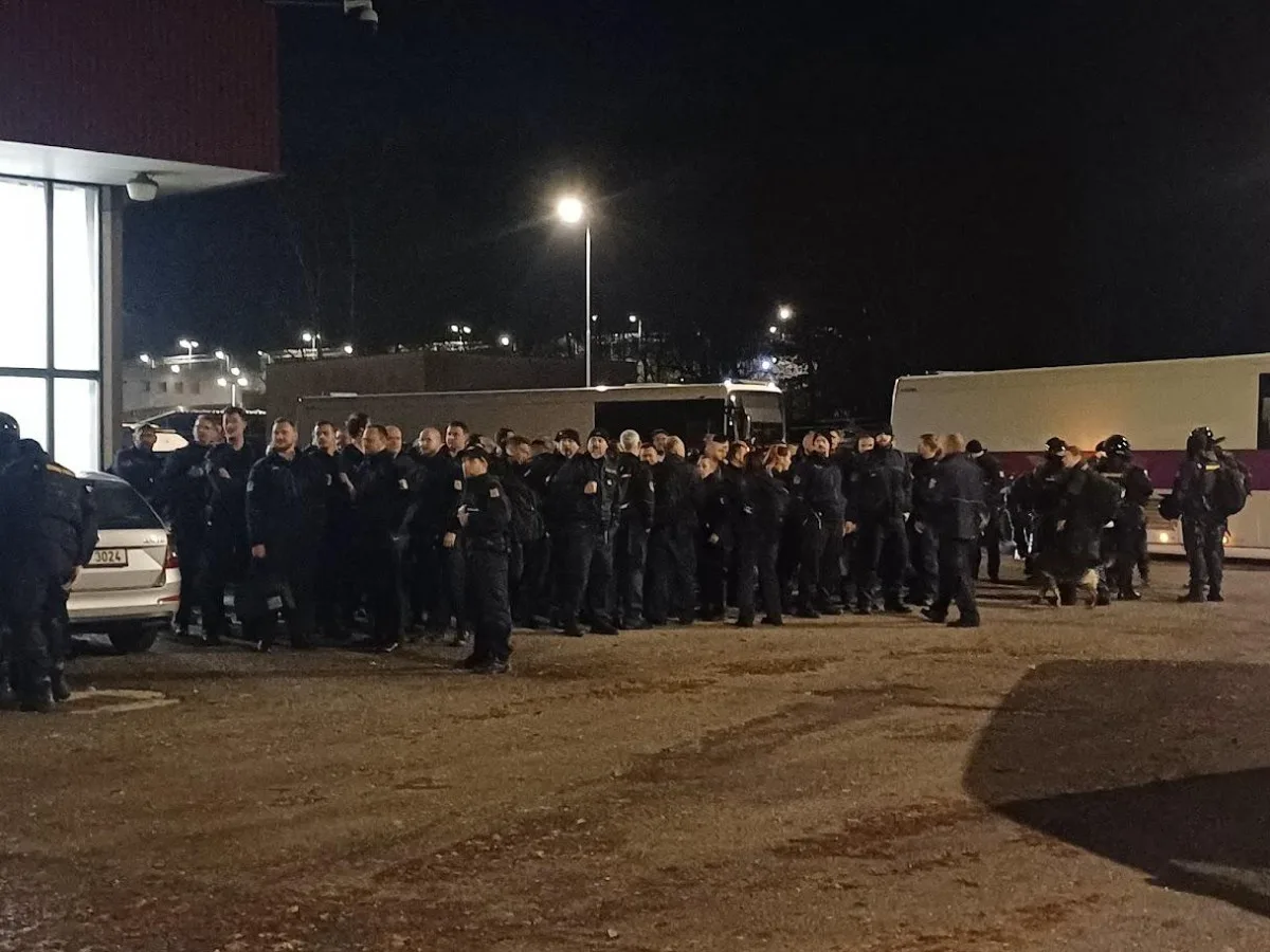 Zásah tří stovek příslušníků vězeňské služby v rýnovické věznici. Našli mobily i nůž