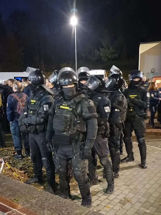 Zásah tří stovek příslušníků vězeňské služby v rýnovické věznici. Našli mobily i nůž