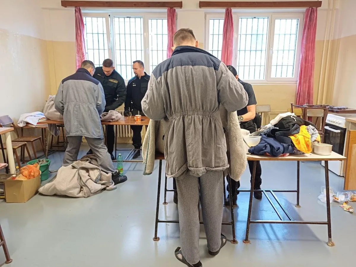 Zásah tří stovek příslušníků vězeňské služby v rýnovické věznici. Našli mobily i nůž