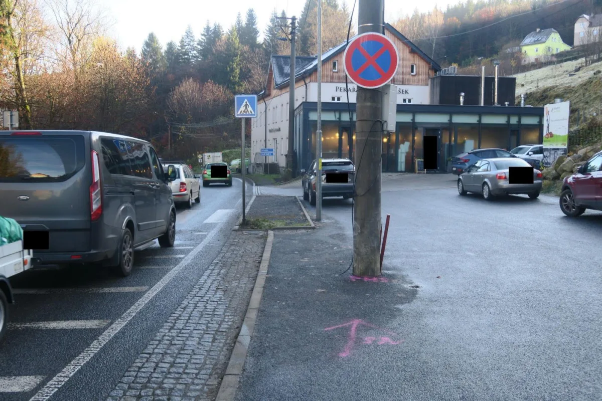 Nehoda na námraze před známým pekařstvím. Řidička dostala smyk, narazila do sloupu